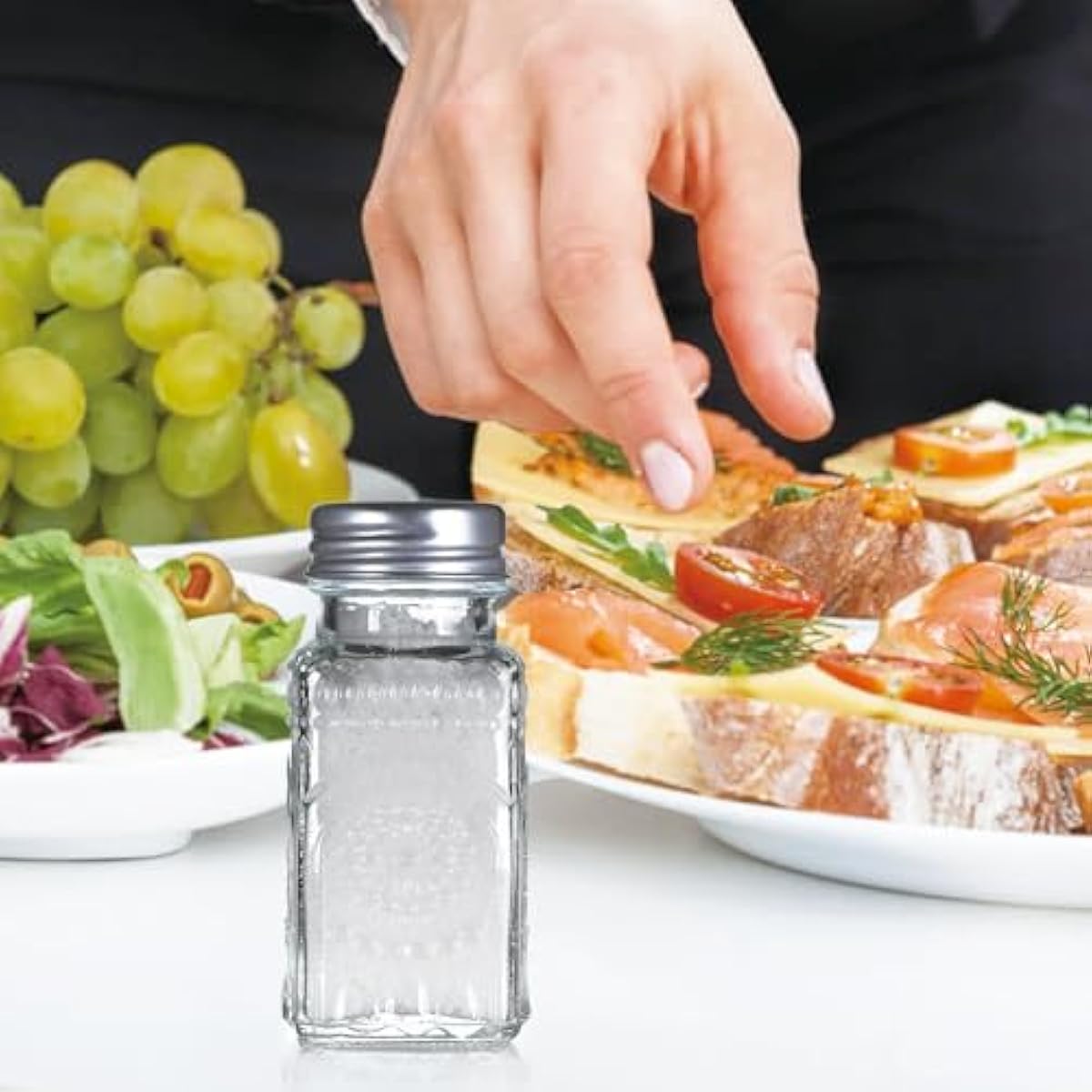 2 Pack Glass Salt and Pepper Shakers Set, Vintage Spice Shakers for Dining Room Table, Kitchen, Restaurant (Sunflower Style)