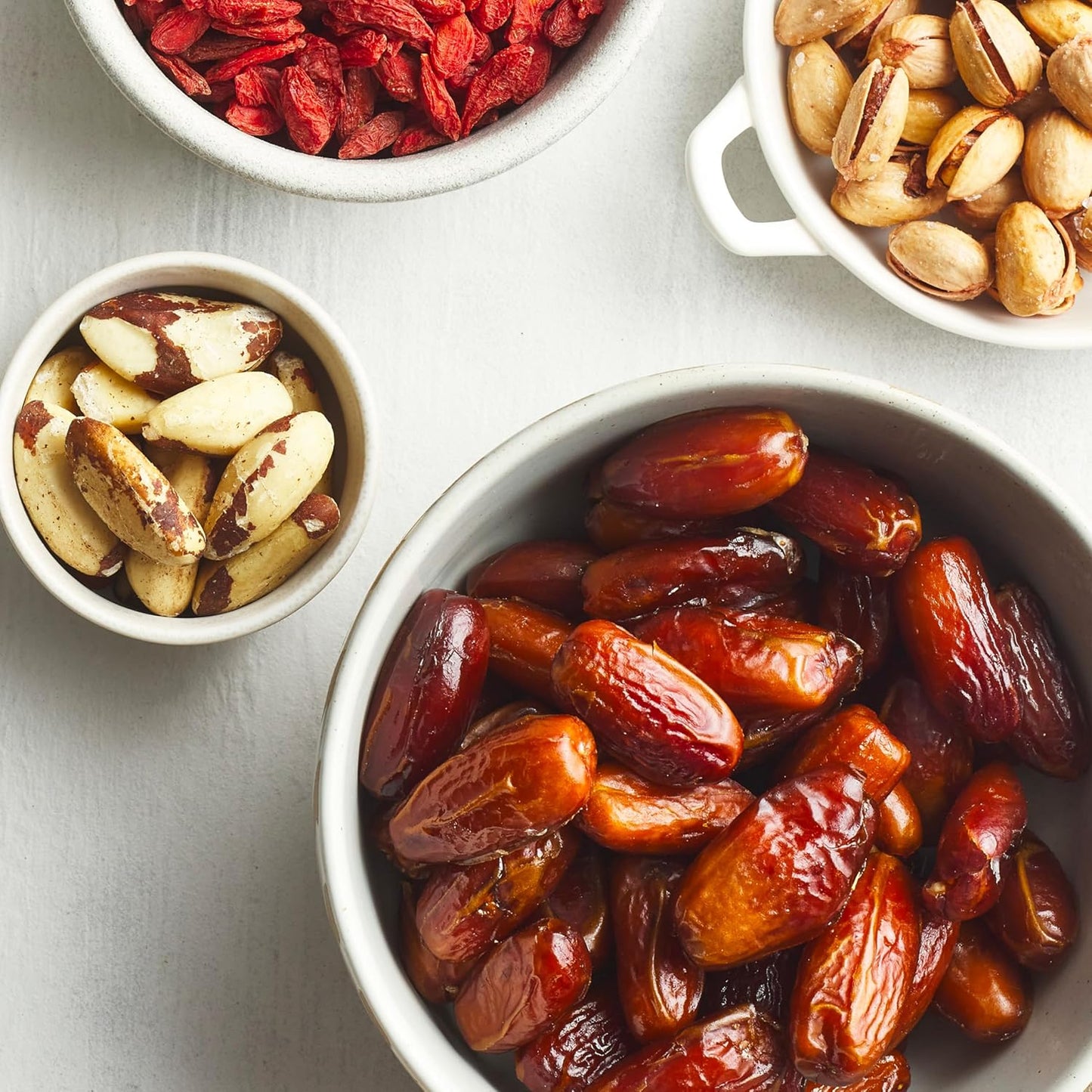 Yupik Organic Medjool Dates with Pits, 2.2 lb (35.2 oz), Non-GMO, Gluten-Free, Vegan, Kosher, Dried Fruits, Naturally Sweet, Sulphite-Free, Source of Fiber, Healthy Snacks, Ideal for Baking & Topping